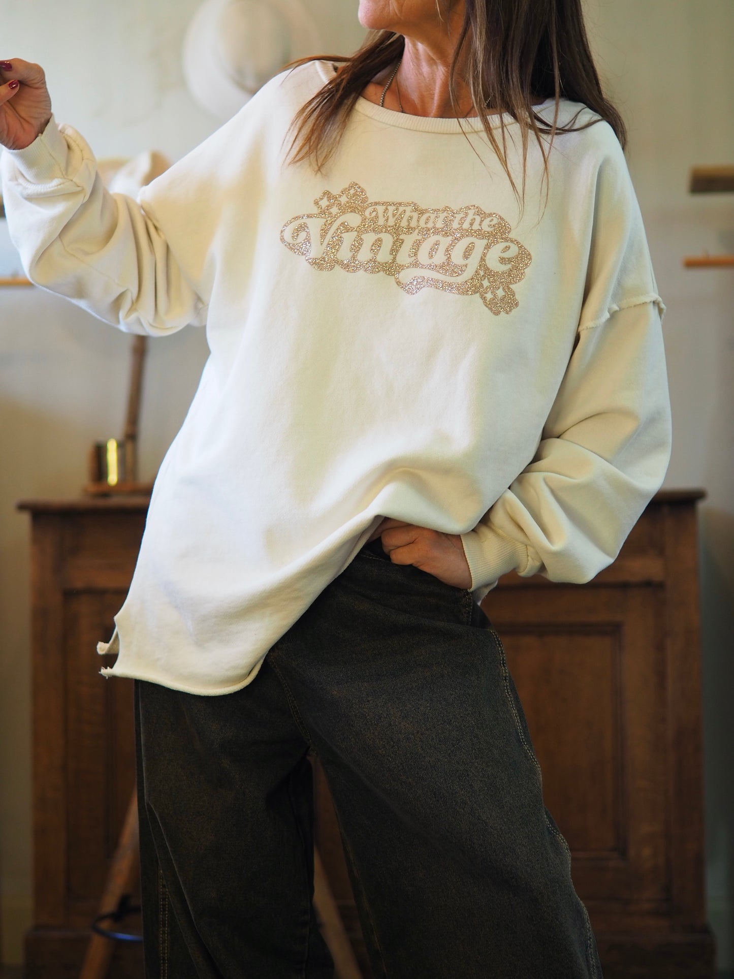 Sweat écru. Coupe droite.

Taille unique du 36 au 44.
100% Coton.
Tour de poitrine 136cm Longueur dos 73cm.