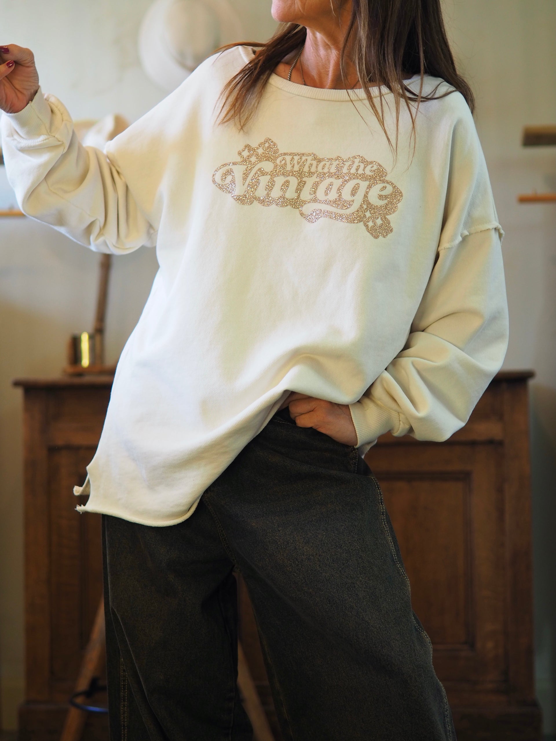 Sweat écru. Coupe droite.

Taille unique du 36 au 44.
100% Coton.
Tour de poitrine 136cm Longueur dos 73cm.