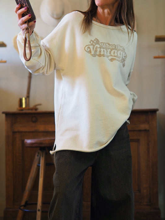 Sweat écru. Coupe droite.

Taille unique du 36 au 44.
100% Coton.
Tour de poitrine 136cm Longueur dos 73cm.