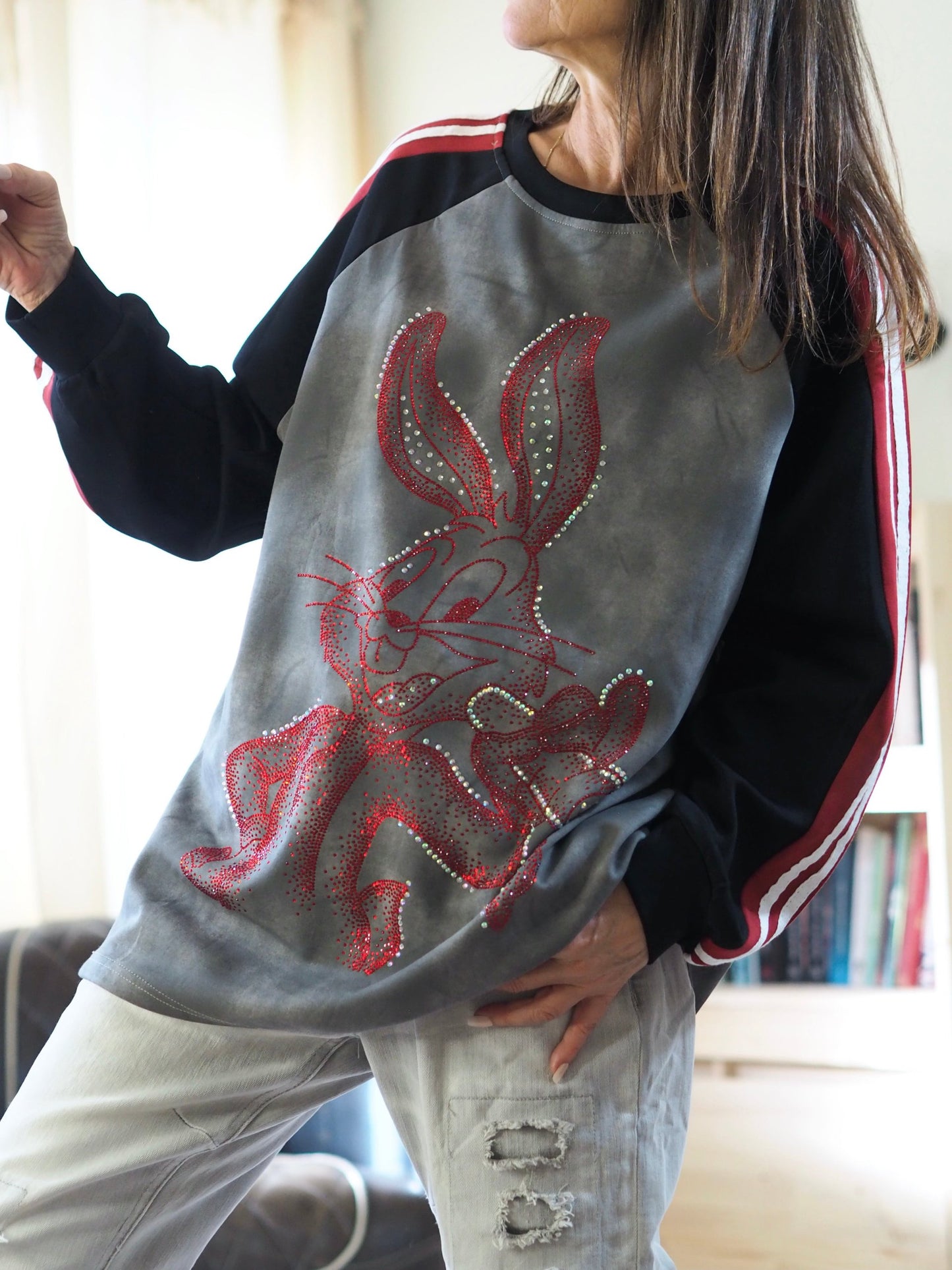 Super sweat gris délavé avec lapin en strass rouges.

35% Coton 65%.
Taille unique convient du 36 au 44.
Tour de poitrine 126cm Longueur dos 75cm.