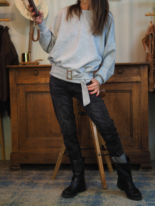 Sweat gris hyper doux avec ceinture à l'avant.

Taille unique convient du 36 au 42.
55% Polyester 39% Viscose 6% Elasthanne.
Tour de poitrine 134cm Longueur dos 60cm.