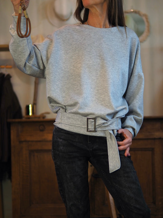 Sweat gris hyper doux avec ceinture à l'avant.

Taille unique convient du 36 au 42.
55% Polyester 39% Viscose 6% Elasthanne.
Tour de poitrine 134cm Longueur dos 60cm.