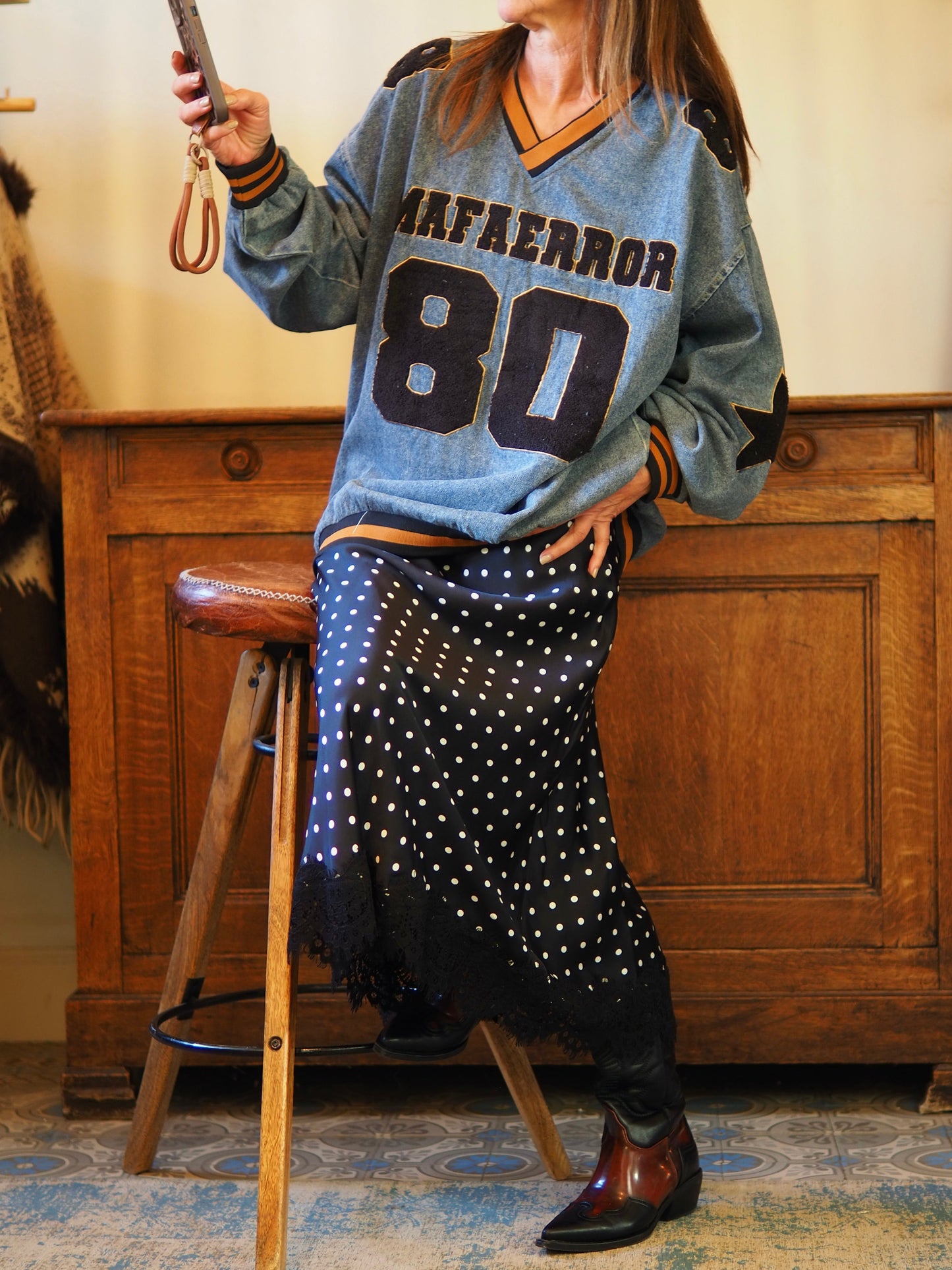 Sweat en jeans bleu souple.

Taille unique convient du 36 au 44.
55% Viscose 23% PBT 19% Nylon 3% Elasthane.
Tour de poitrine 138cm Longueur dos 72cm.