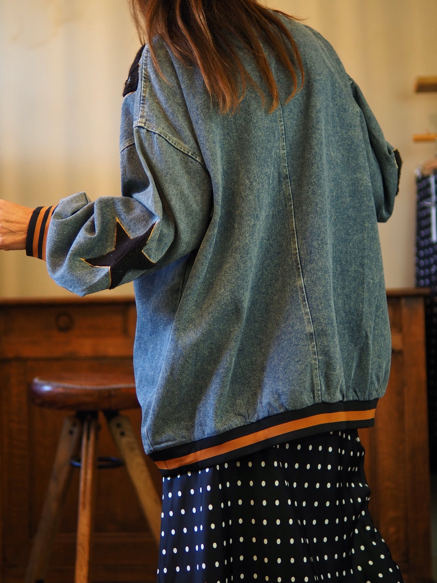 Sweat en jeans bleu souple.

Taille unique convient du 36 au 44.
55% Viscose 23% PBT 19% Nylon 3% Elasthane.
Tour de poitrine 138cm Longueur dos 72cm.