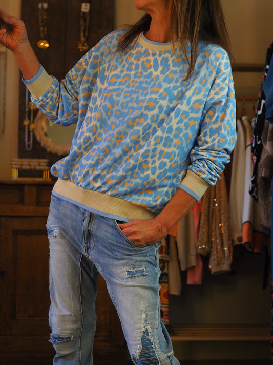 Sweat leopard bleu. Matière maillot.

50% Coton 50% Polyester.
Taille unique convient du 36 au 42.
Tour de poitrine 132cm Longueur dos 60cm.