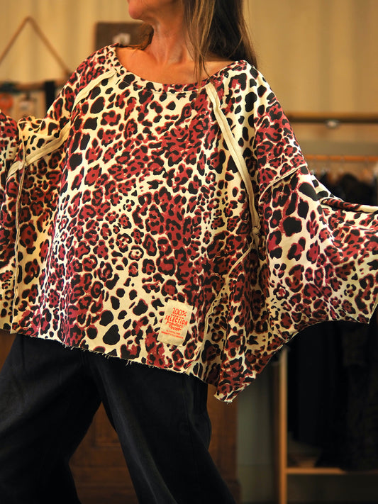 Blouse/sweat leopard bordeaux. 

Taille unique convient du 36 au 46 et plus.
95% Coton 5% Elasthane.
Tour de poitrine 180cm Longueur dos 61cm.