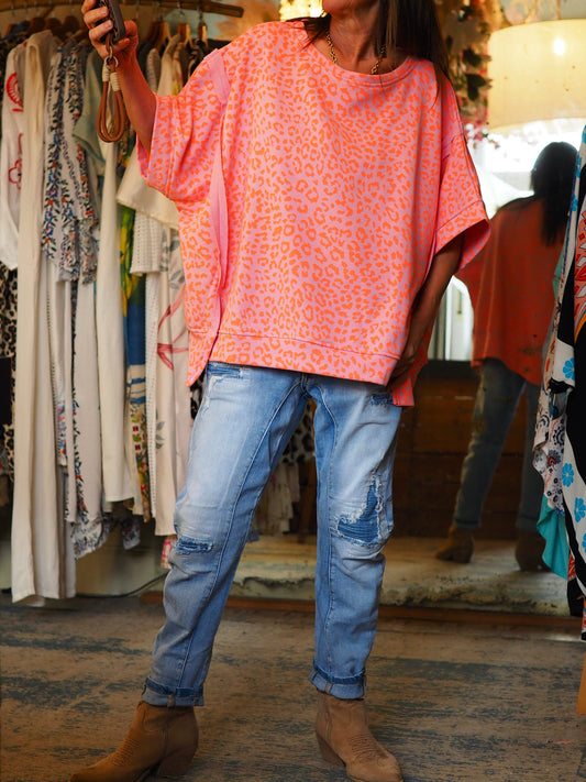 Magnifique sweat oversize fond rose/parme motifs oranges fluos.

80% Coton 20% Polyester.
Taille unique convient du 36 au 46 et plus.
Tour de poitrine 184cm Longueur dos 71cm.