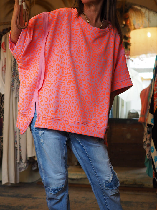 Magnifique sweat oversize fond rose/parme motifs oranges fluos.

80% Coton 20% Polyester.
Taille unique convient du 36 au 46 et plus.
Tour de poitrine 184cm Longueur dos 71cm.