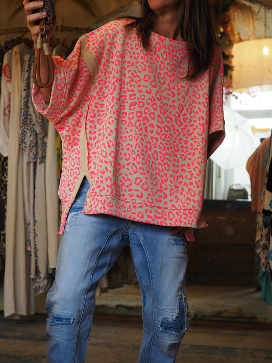 Magnifique sweat oversize fond beige motifs roses fluos.

80% Coton 20% Polyester.
Taille unique convient du 36 au 46 et plus.
Tour de poitrine 184cm Longueur dos 71cm.