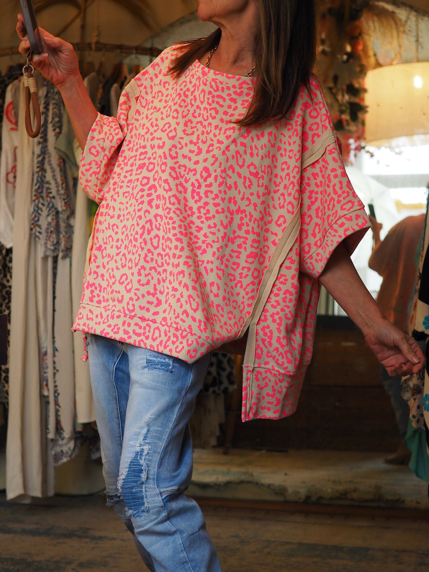 Magnifique sweat oversize fond beige motifs roses fluos.

80% Coton 20% Polyester.
Taille unique convient du 36 au 46 et plus.
Tour de poitrine 184cm Longueur dos 71cm.