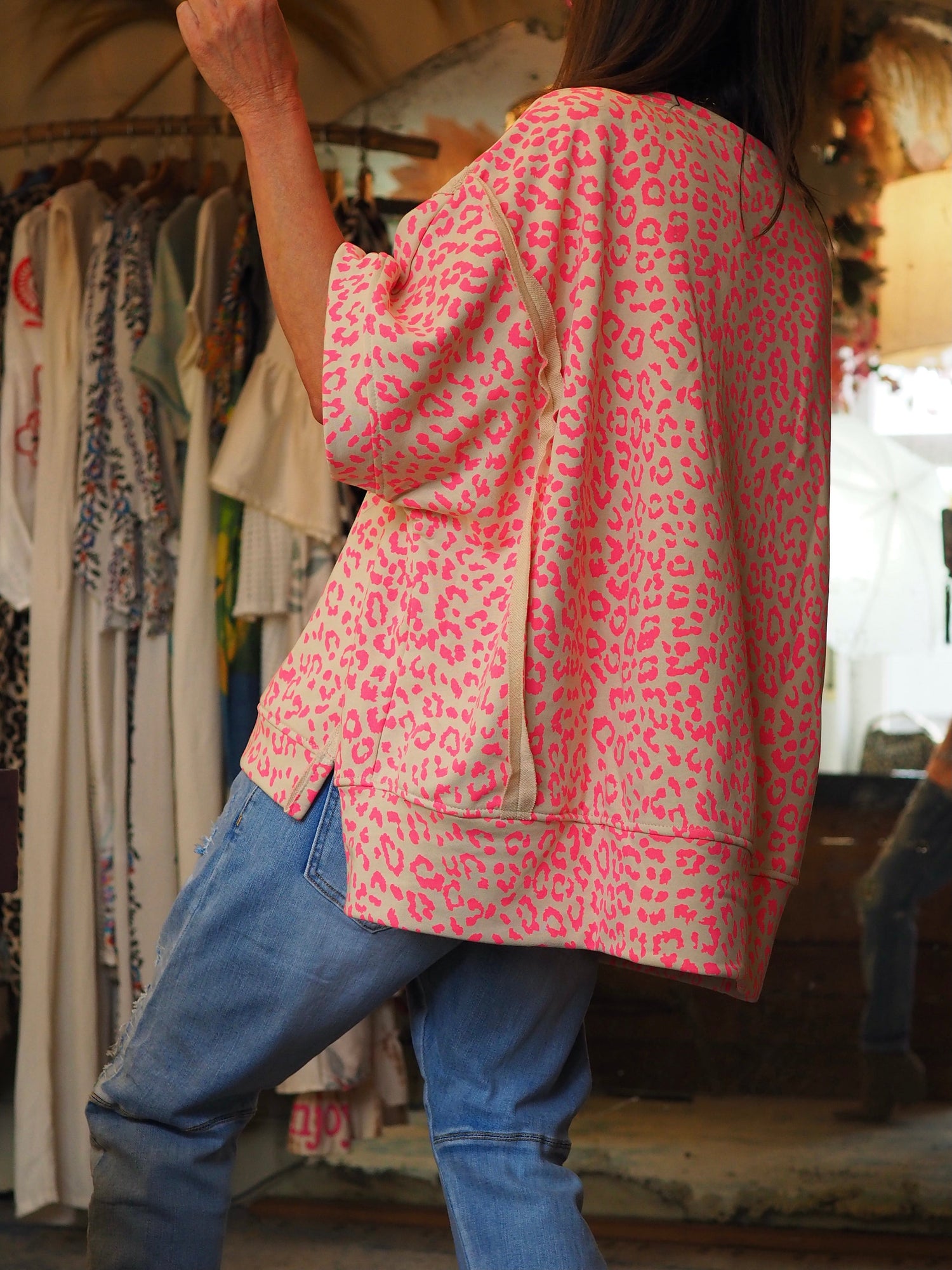 Magnifique sweat oversize fond beige motifs roses fluos.

80% Coton 20% Polyester.
Taille unique convient du 36 au 46 et plus.
Tour de poitrine 184cm Longueur dos 71cm.