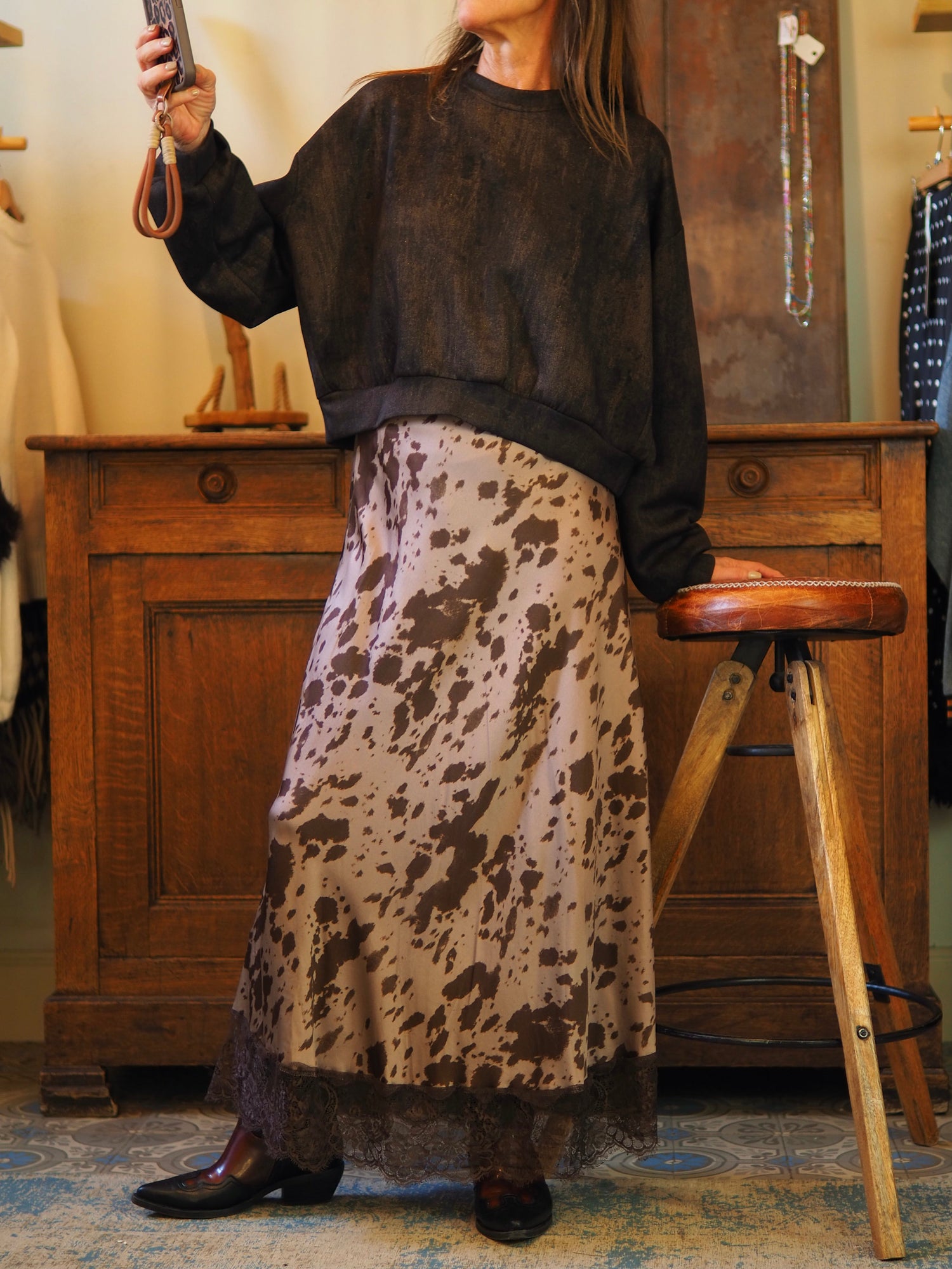 Jupe satin dans les tons chocolats avec dentelles dans le bas. Elastique à la taille.

Taille unique convient du 36 au 40.
100% Viscose.
Tour de taille maximum 96cm.