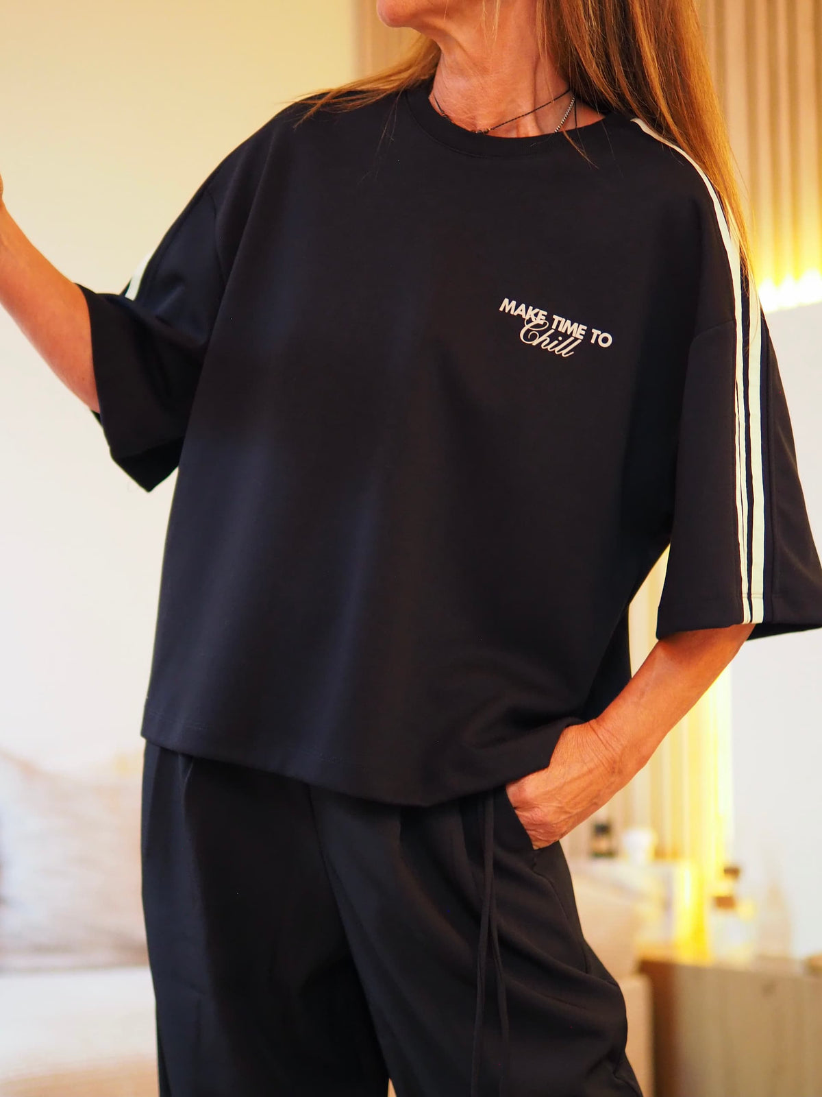 Sweat noire inscriptions.