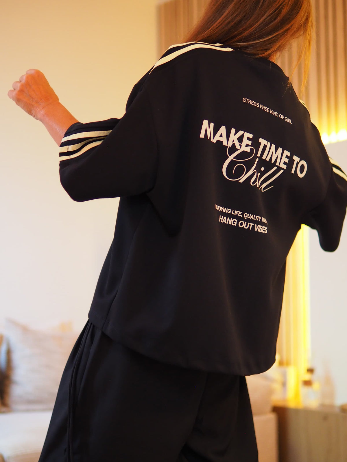 Sweat noire inscriptions.