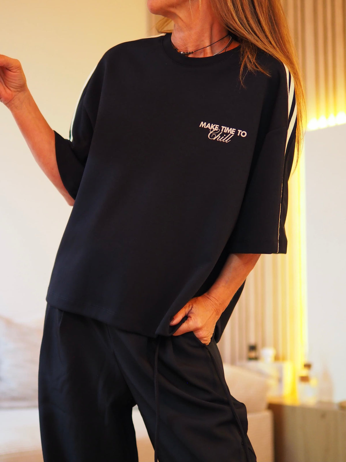 Sweat noire inscriptions.