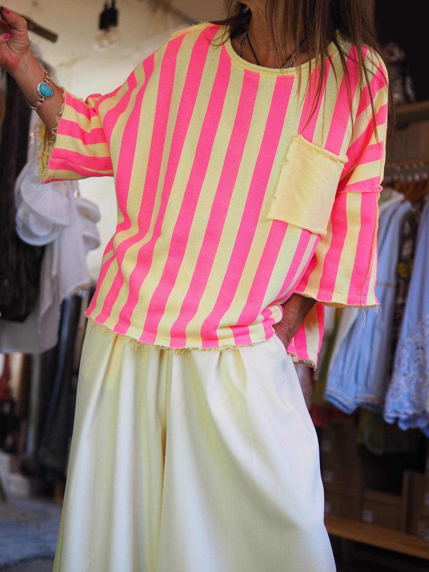 Sweat ample à rayures rose fluo et jaune, avec poche poitrine et finitions brutes.

Taille unique du 36 au 44/46.
100% Coton.
Tour de poitrine 136cm Longueur dos 60cm.