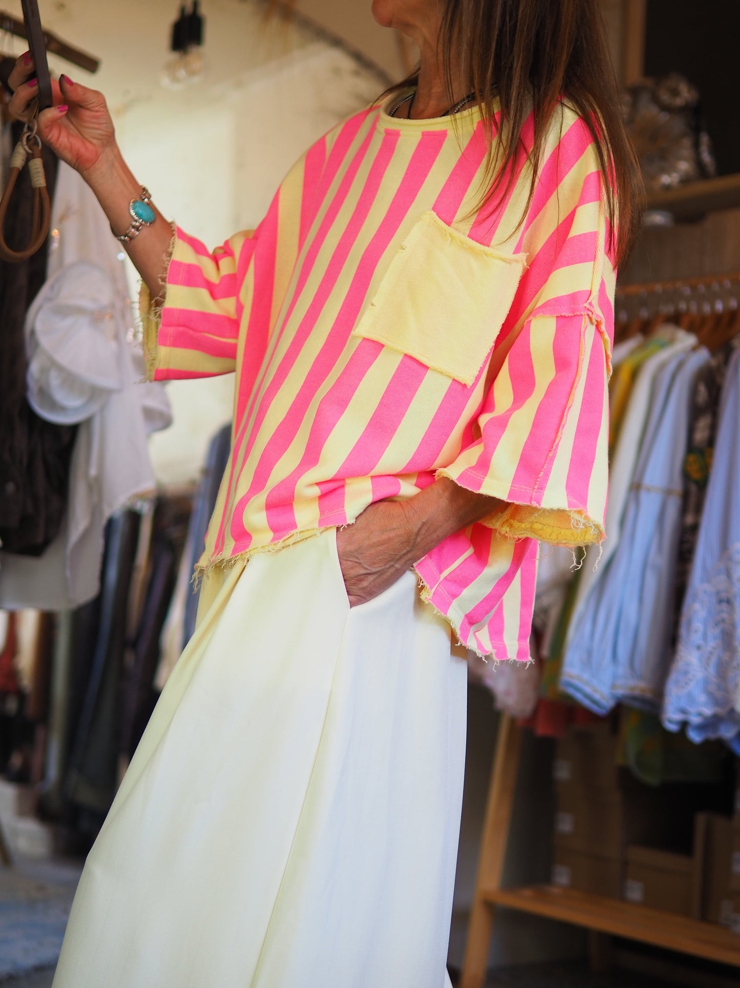 Sweat ample à rayures rose fluo et jaune, avec poche poitrine et finitions brutes.

Taille unique du 36 au 44/46.
100% Coton.
Tour de poitrine 136cm Longueur dos 60cm.