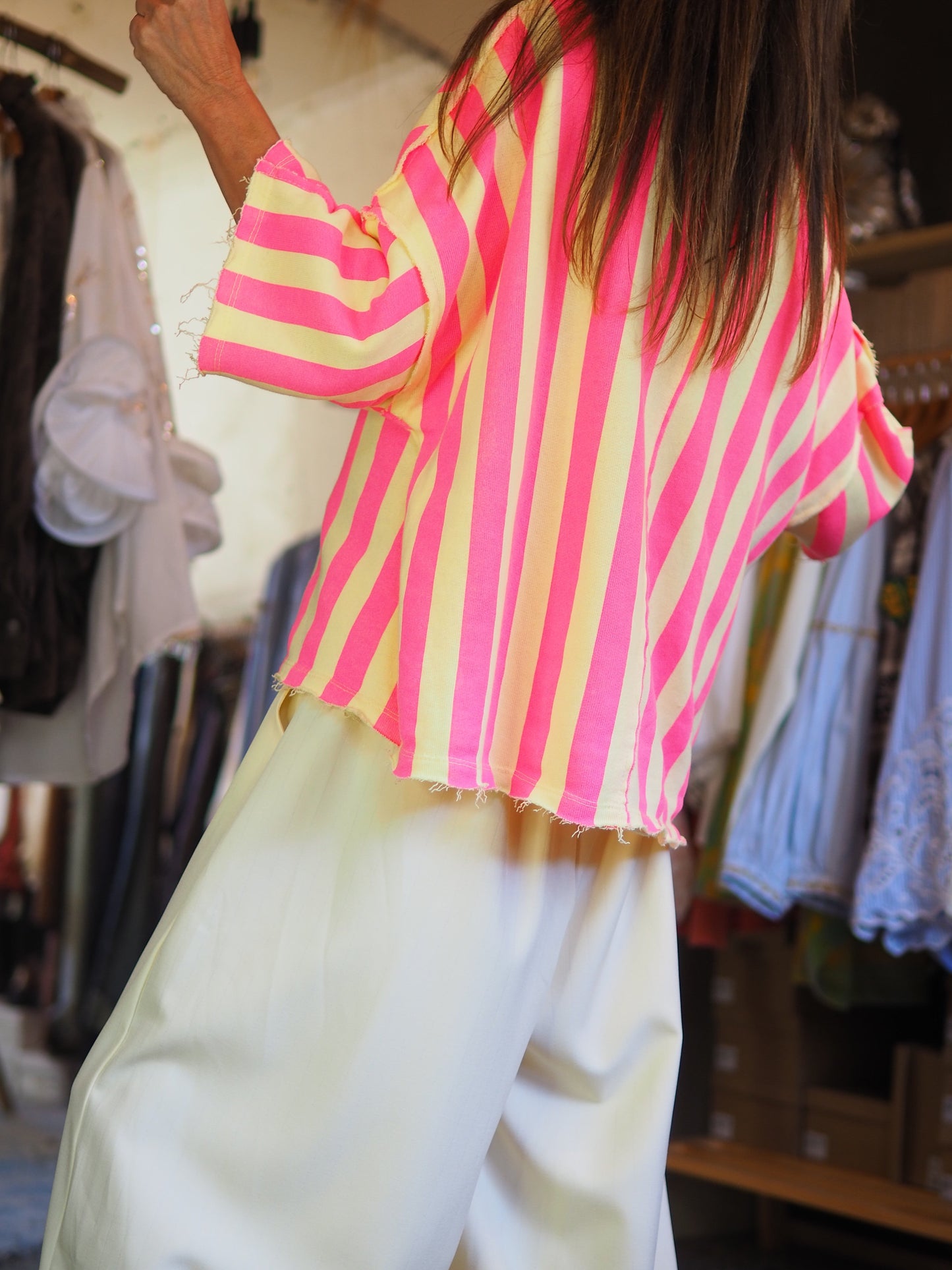 Sweat ample à rayures rose fluo et jaune, avec poche poitrine et finitions brutes.

Taille unique du 36 au 44/46.
100% Coton.
Tour de poitrine 136cm Longueur dos 60cm.