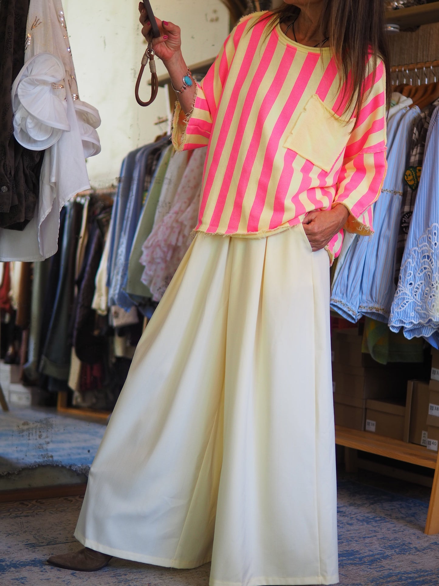 Sweat ample à rayures rose fluo et jaune, avec poche poitrine et finitions brutes.

Taille unique du 36 au 44/46.
100% Coton.
Tour de poitrine 136cm Longueur dos 60cm.