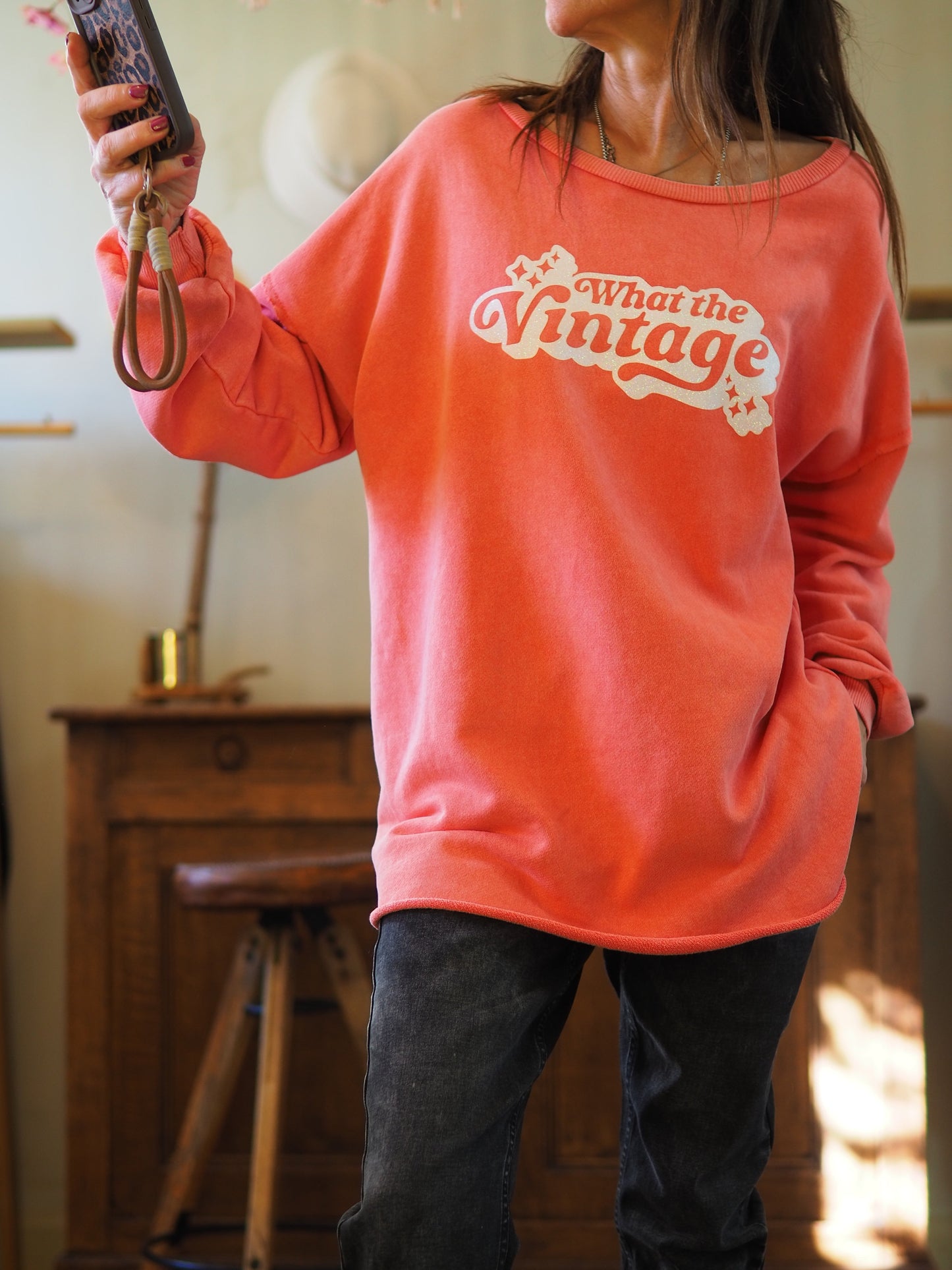 Sweat rouge/corail délavé. Coupe droite.

Taille unique du 36 au 44.
100% Coton.
Tour de poitrine 136cm Longueur dos 73cm.