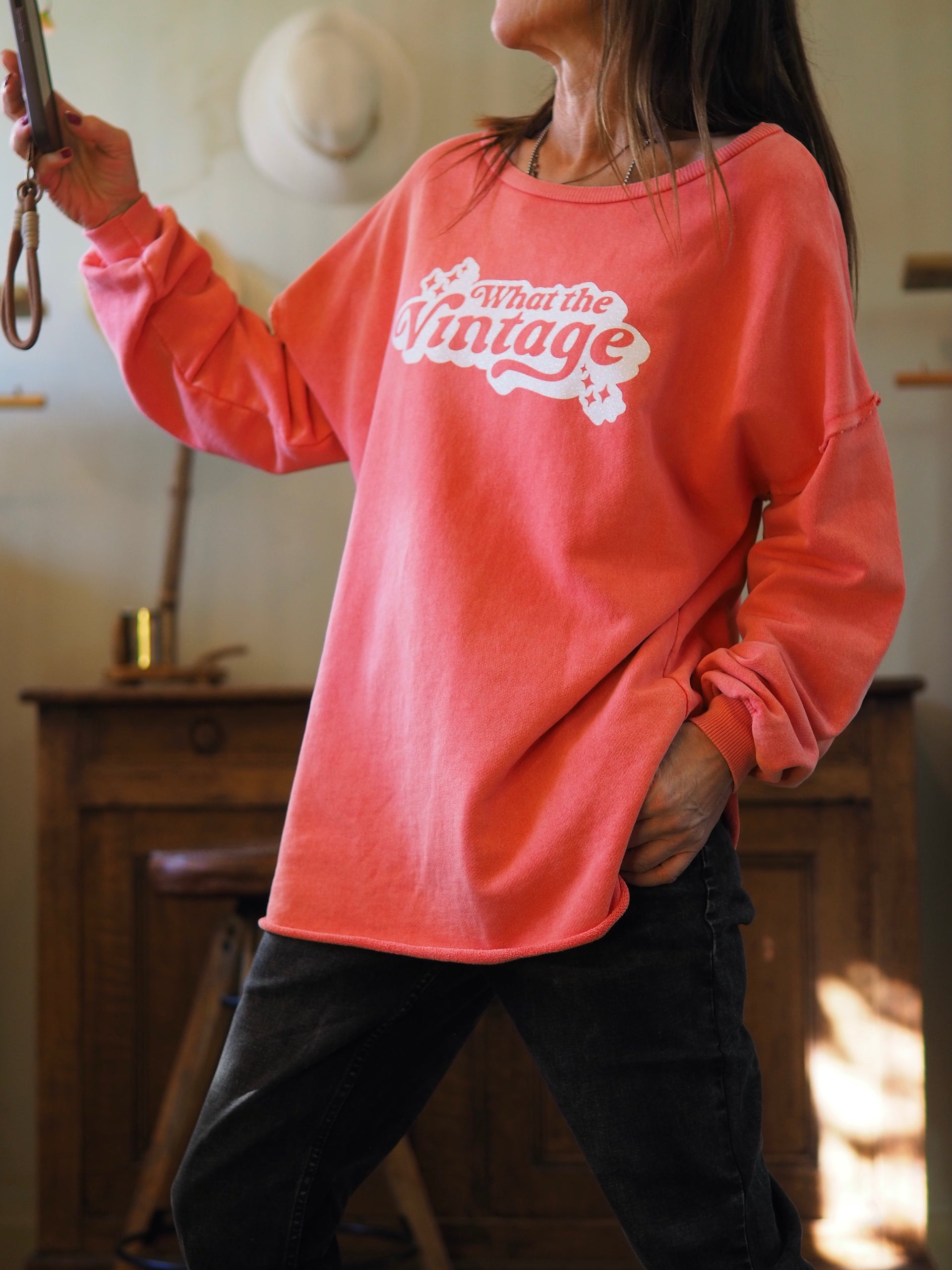 Sweat rouge/corail délavé. Coupe droite.

Taille unique du 36 au 44.
100% Coton.
Tour de poitrine 136cm Longueur dos 73cm.