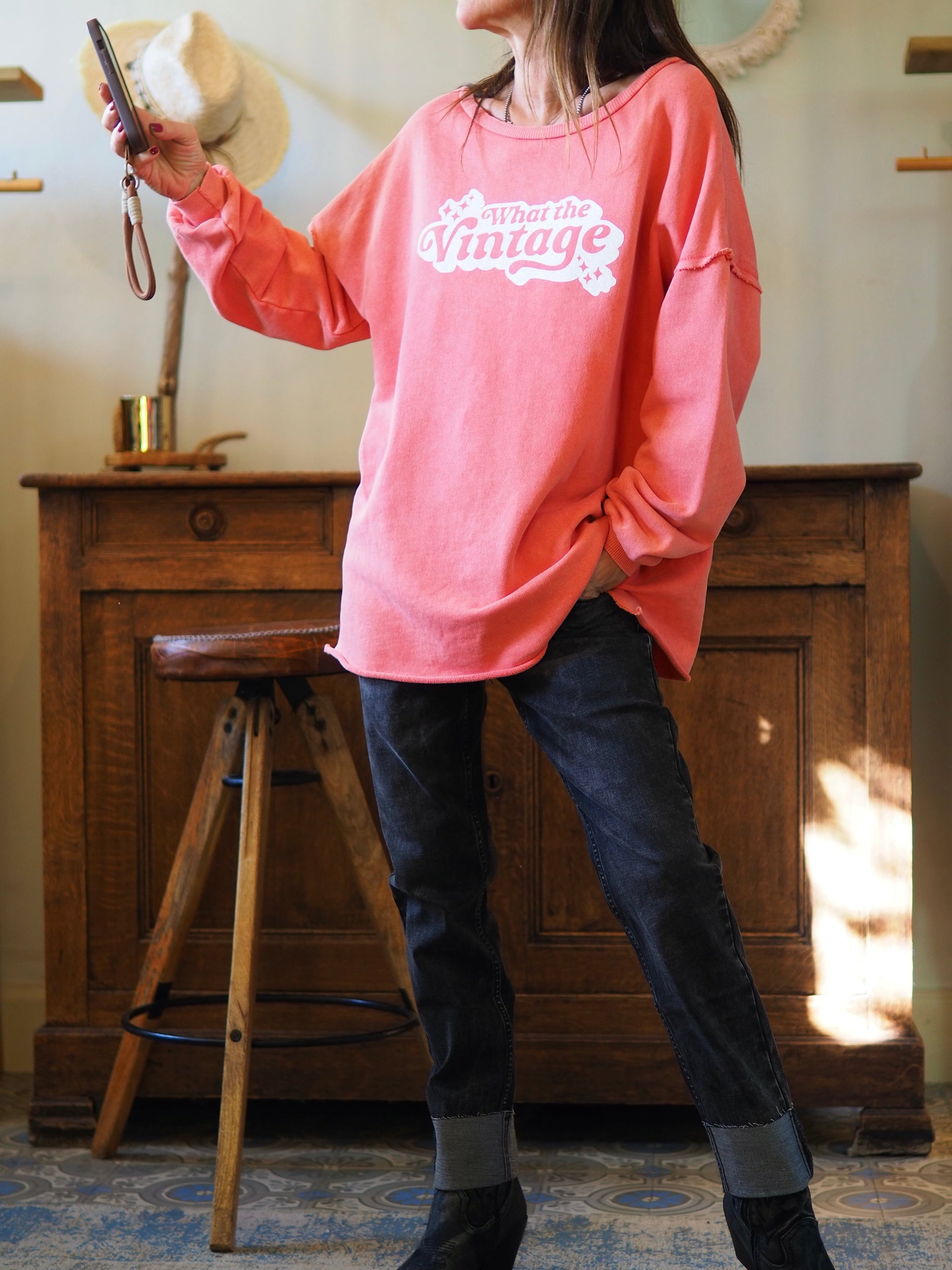 Sweat rouge/corail délavé. Coupe droite.

Taille unique du 36 au 44.
100% Coton.
Tour de poitrine 136cm Longueur dos 73cm.