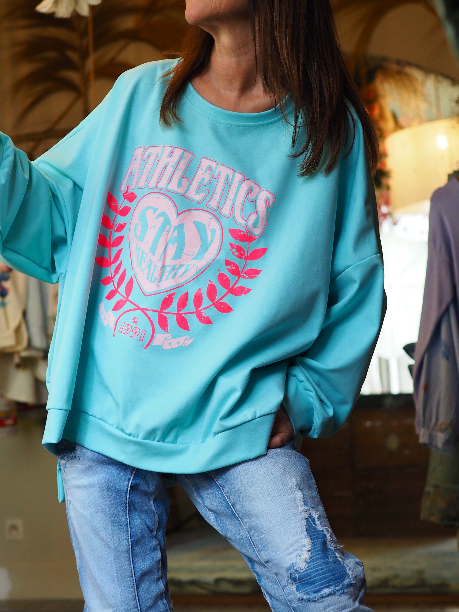 Sweat oversize turquoise, inscriptions roses fluos.

80% Viscose 15% Polyester 5% Elastane.
Taille unique convient du 36 au 46 et plus.
Tour de poitrine 186cm Longueur dos 80cm.