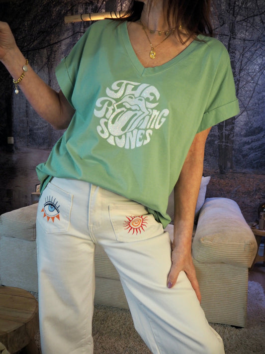 Teeshirt vert col V. Inscriptions Rolling Stone blanc nacré. 95% Coton 5% Elastane. Taille Unique . Largeur aisselle à aisselle 56cm Longueur dos 60cm.