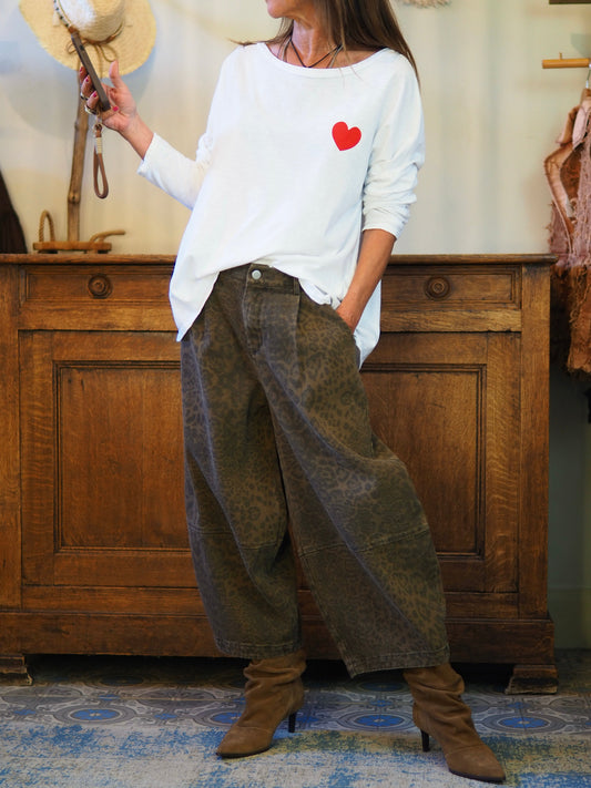 Teeshirt blanc inscriptions rouge.

Taille unique du 36 au 44.
100% Coton.
Tour de poitrine 120cm Longueur dos 68cm.