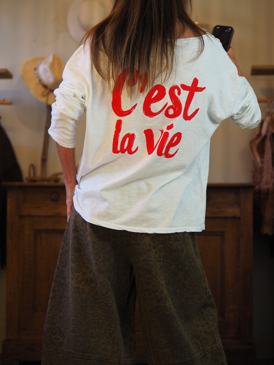 Teeshirt blanc inscriptions rouge.

Taille unique du 36 au 44.
100% Coton.
Tour de poitrine 120cm Longueur dos 68cm.