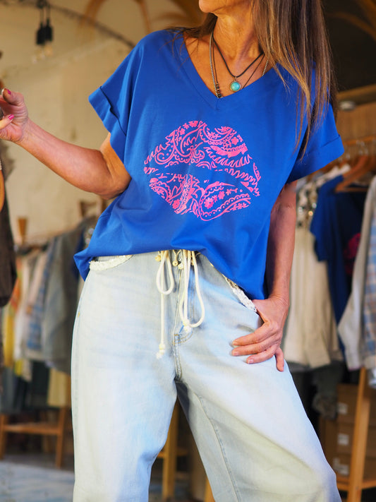 Taille unique convient du 36 au 42

Mesures : Tour de poitrine 108cm Longeur dos 59cm.
Composition : 95% Coton 5% Elashane.
Cathy mesure 1m66 fait un 36 et porte une taille unique.


Teeshirt bleu électrique avec inscription rose fluo. Parfait pour un look casual.