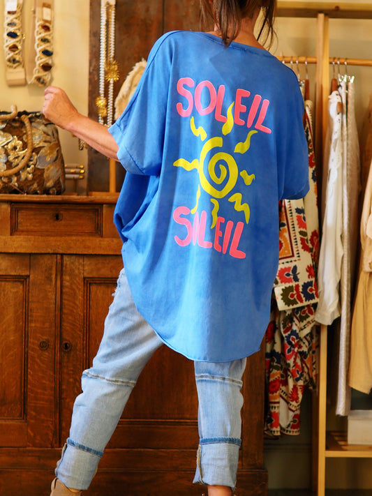 Teeshirt oversize bleu électrique. SOLEIL rose fluo. Plus long derriére.

95% Coton 5% Elasthan.
Taille unique convient du 36 au 46.
Tour de poitine 160cm Longueur dos 80cm.