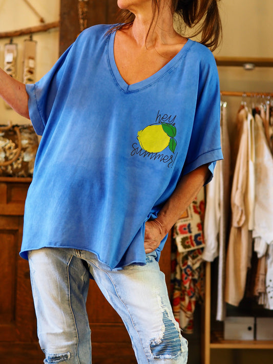 Teeshirt oversize bleu électrique. SOLEIL rose fluo. Plus long derriére.

95% Coton 5% Elasthan.
Taille unique convient du 36 au 46.
Tour de poitine 160cm Longueur dos 80cm.