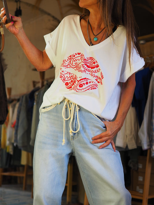 Taille unique convient du 36 au 42

Mesures : Tour de poitrine 108cm Longeur dos 59cm.
Composition : 95% Coton 5% Elashane.
Cathy mesure 1m66 fait un 36 et porte une taille unique.


Teeshirt blanc avec inscription rouge. Parfait pour un look casual.