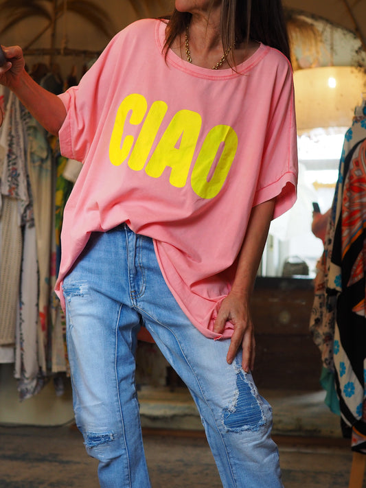 Teeshirt oversize corail clair. Inscriptions jaunes fluos.

95% Coton 5% Elasthane.
Taille unique convient du 36 au 46 et plus.
Tour de poitrine 160cm Longueur dos 80cm.