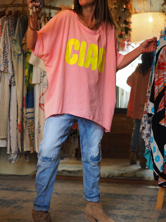 Teeshirt oversize corail clair. Inscriptions jaunes fluos.

95% Coton 5% Elasthane.
Taille unique convient du 36 au 46 et plus.
Tour de poitrine 160cm Longueur dos 80cm.