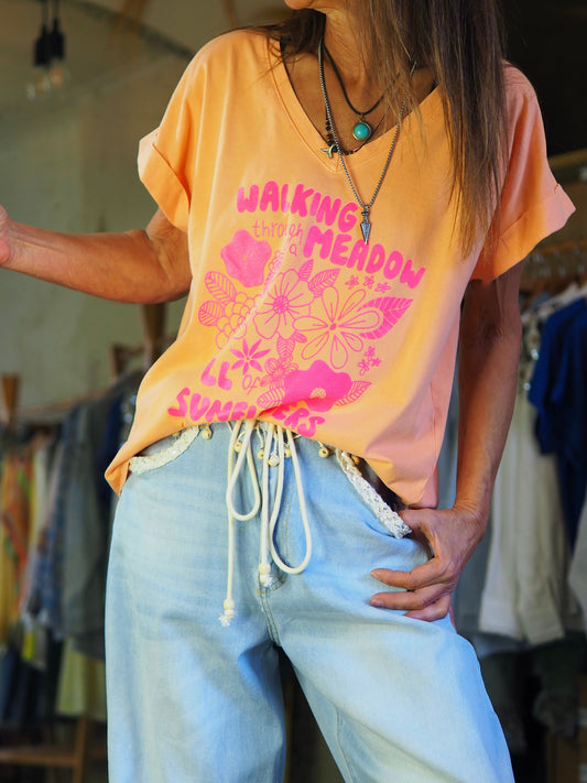 Taille unique convient du 36 au 42

Mesures : Tour de poitrine 108cm Longeur dos 59cm.
Composition : 95% Coton 5% Elashane.
Cathy mesure 1m66 fait un 36 et porte une taille unique.


Teeshirt orange avec inscription florale rose fluo, plein de peps. Parfait pour unlook casual et ensoleillé 🌞