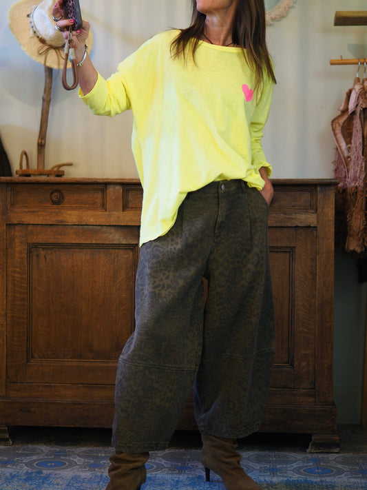 Teeshirt jaune inscriptions rose fluo.

Taille unique du 36 au 44.
100% Coton.
Tour de poitrine 120cm Longueur dos 68cm.