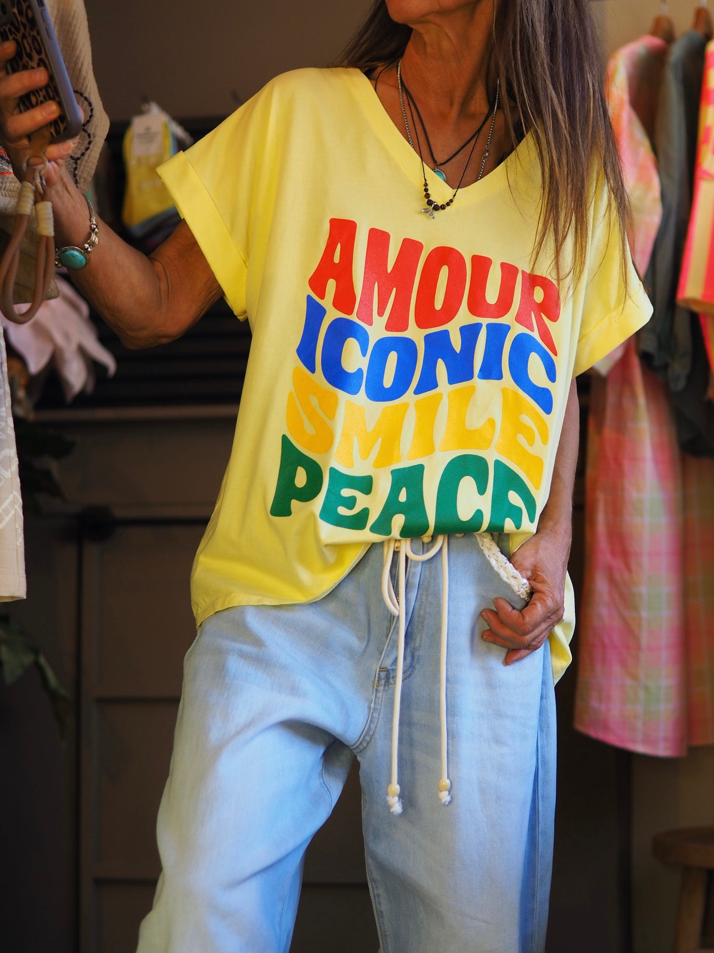 Taille unique convient du 36 au 44.

Mesures : Tour de poitrine 130cm Longueur dos 64cm.
Composition : 95% Coton 5% Elasthane.
Cathy mesure 1m66 fait un 36 et porte une taille unique.


Teeshirt jaune avec inscriptions.