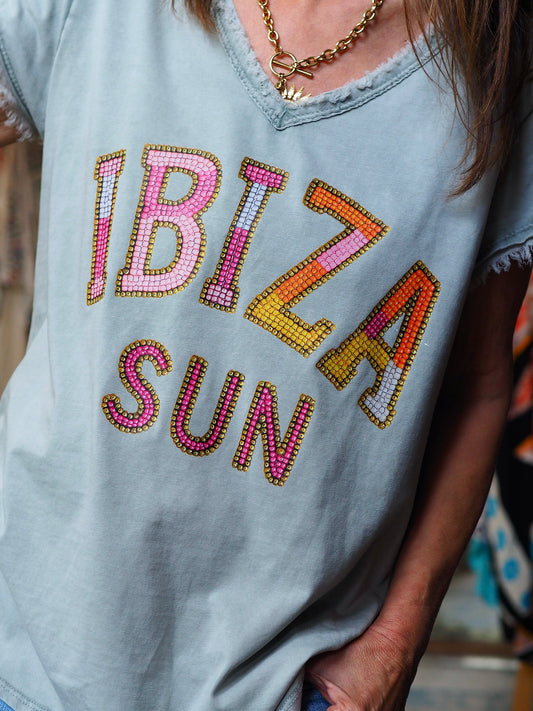 Teeshirt kaki impressions Ibiza Sun ( pas de vrai perles).

95% Coton 5% Elasthane.
Taille unique convient du 36 au 42.
Tour de poitrine 114cm Longueur dos 69cm.