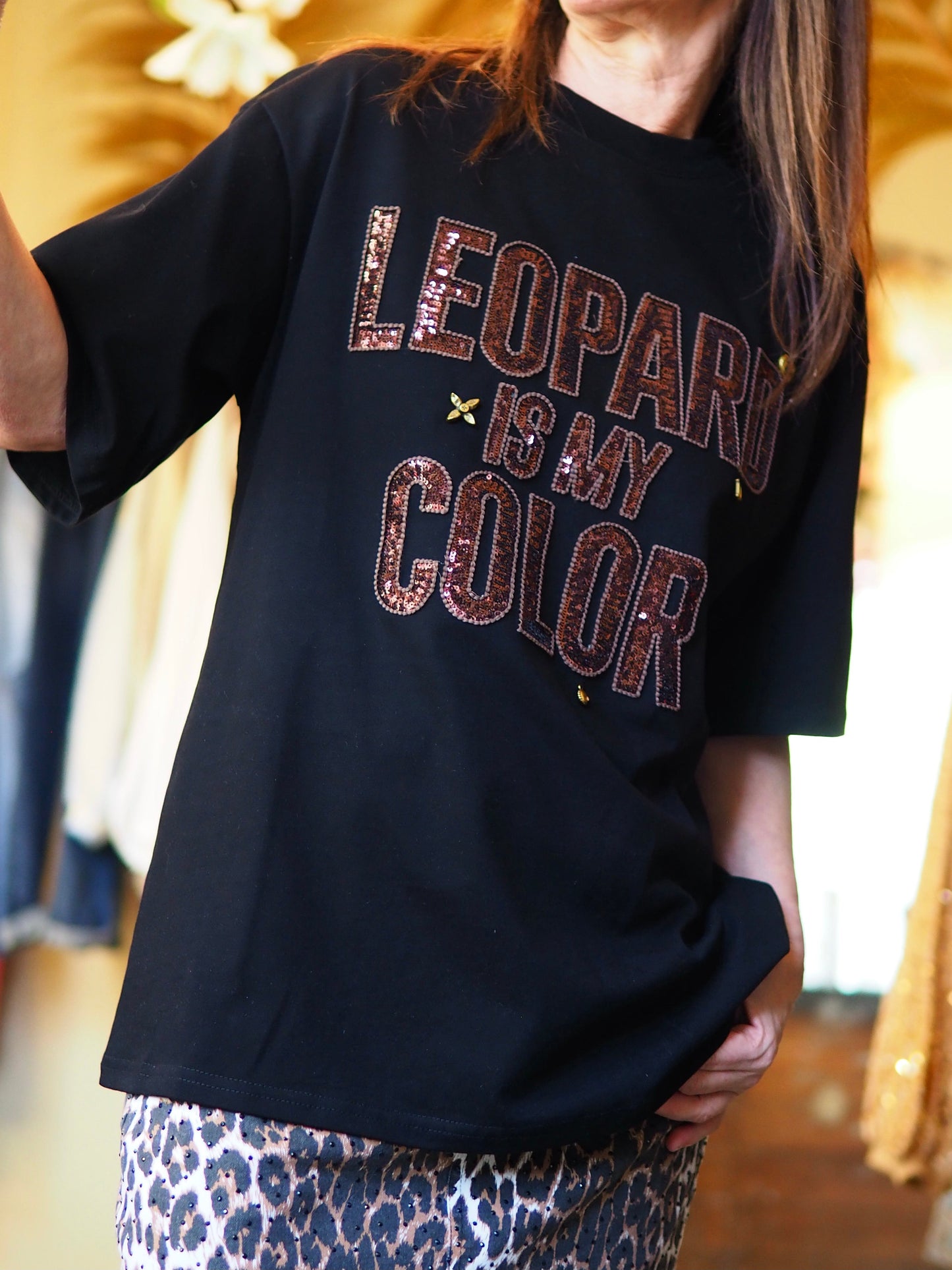 eeshirt noir avec inscription sequins bronze.

65% Coton 35% Polyesther.
Taille unique convient du 36 au 40.
Tour de poitrine 108 Longueur dos 69cm.