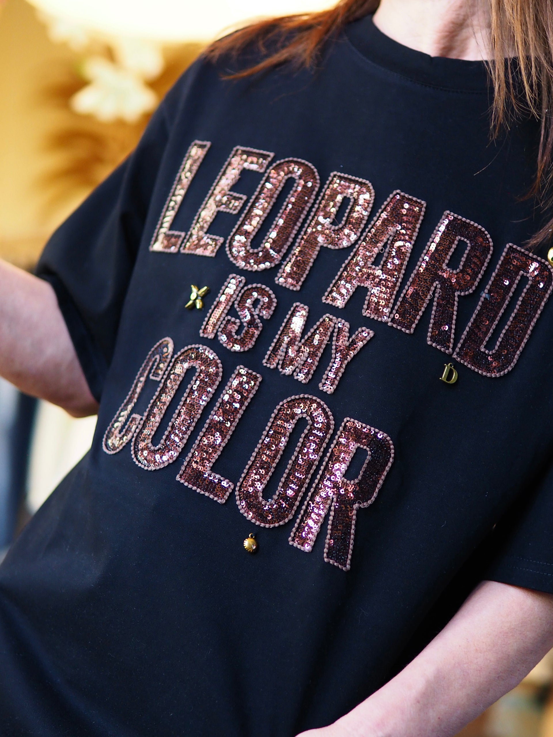 eeshirt noir avec inscription sequins bronze.

65% Coton 35% Polyesther.
Taille unique convient du 36 au 40.
Tour de poitrine 108 Longueur dos 69cm.