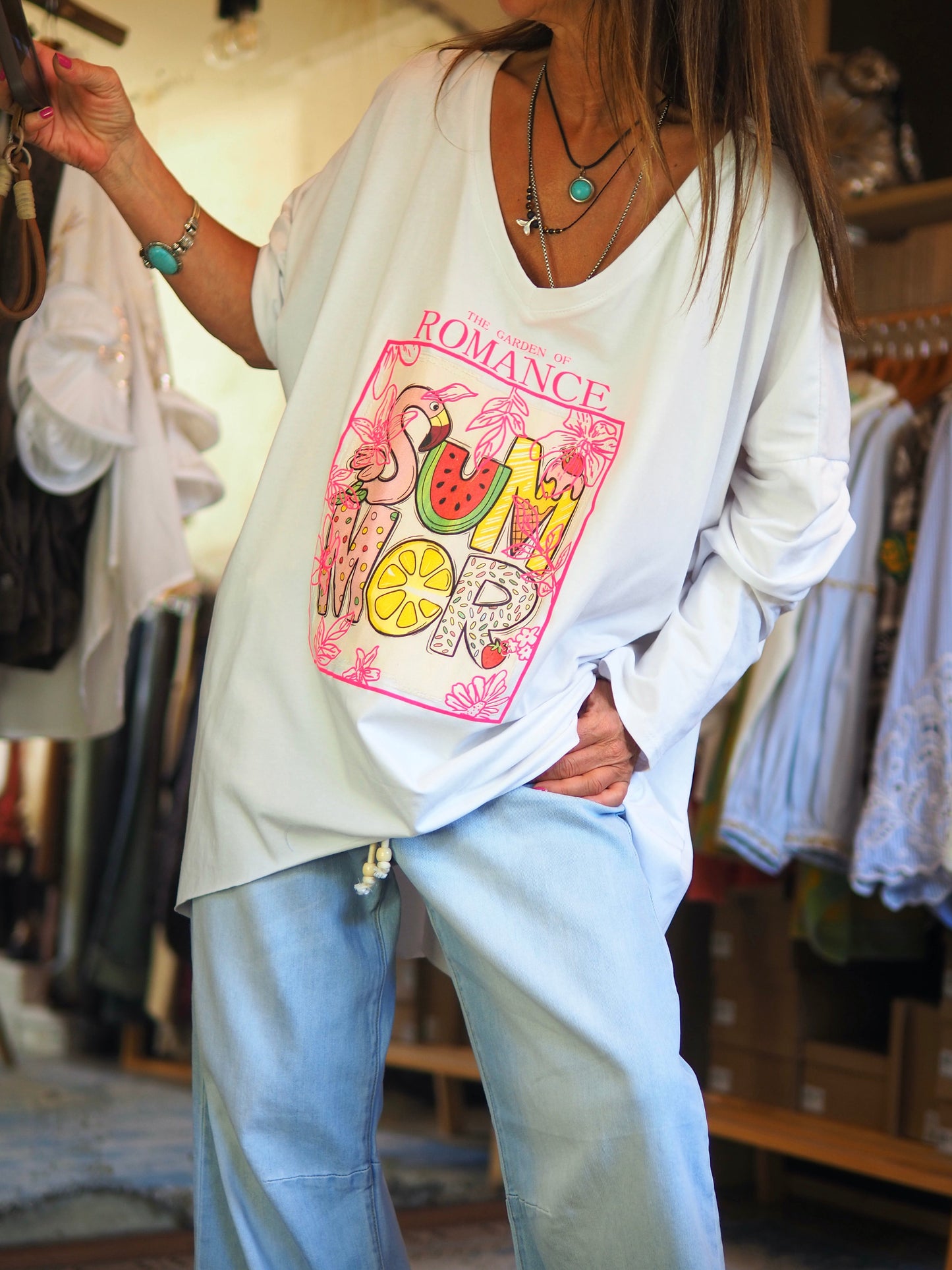 T-shirt oversize blanc avec imprimé coloré esprit estival. Coupe ample et confortable, idéal pour un look vitaminé.

Taille unique du 36 au 46.
95% Coton 5% Elasthane.
Tour de poitrine 156cm Longueur dos 85cm.