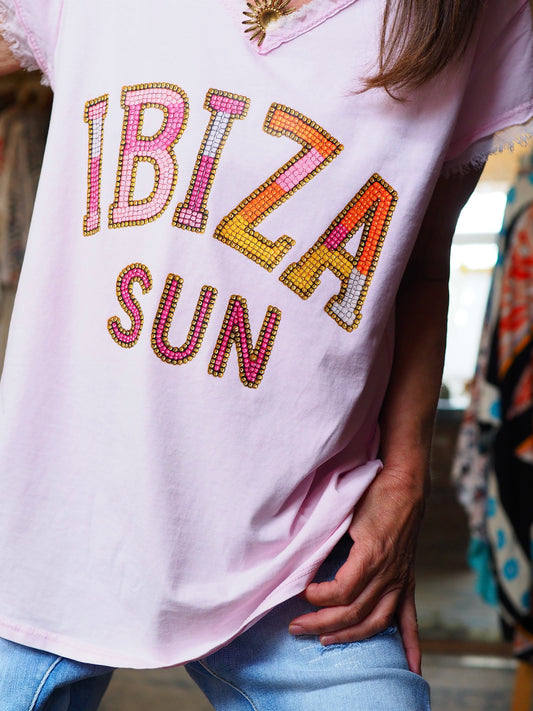 Teeshirt rose impressions Ibiza Sun ( pas de vrai perles).

95% Coton 5% Elasthane.
Taille unique convient du 36 au 42.
Tour de poitrine 114cm Longueur dos 69cm.