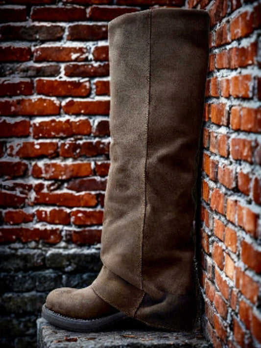 Bottes imitation daim marron. 

Hauteur talon : 4cm.
Diamétre mollet : 40cm.
Hauteur botte(talon compris) : 50cm.