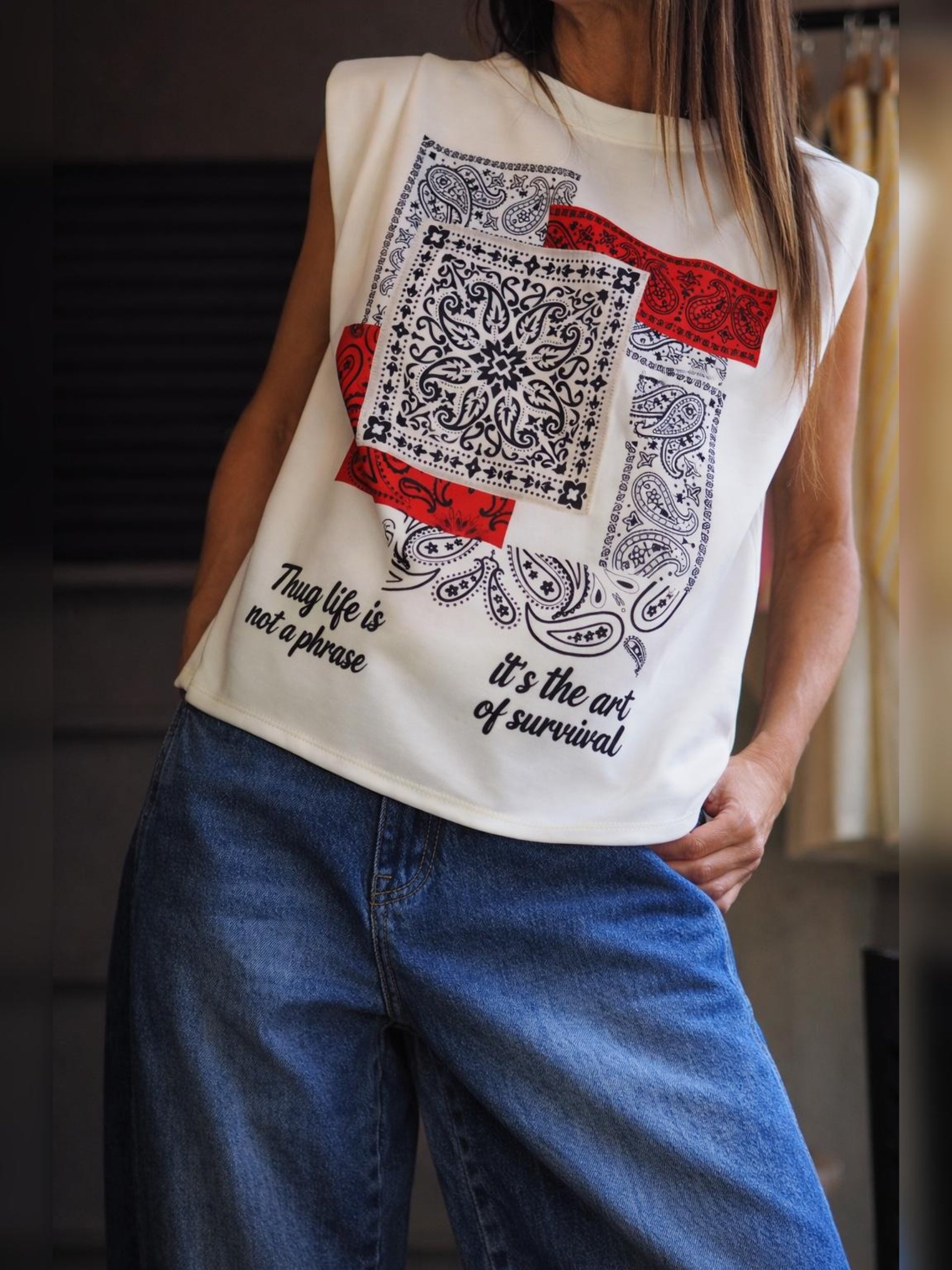 Taille unique convient du 36 au 40.

Mesures : Tour de poitrine 110cm Longeur dos 60cm.
Composition : 39% Viscose 55% Polyester 6% Elashane.
Cathy mesure 1m66 fait un 36 et porte une taille unique.


Top écru sans manches avec motifs bandana rouge.&nbsp;