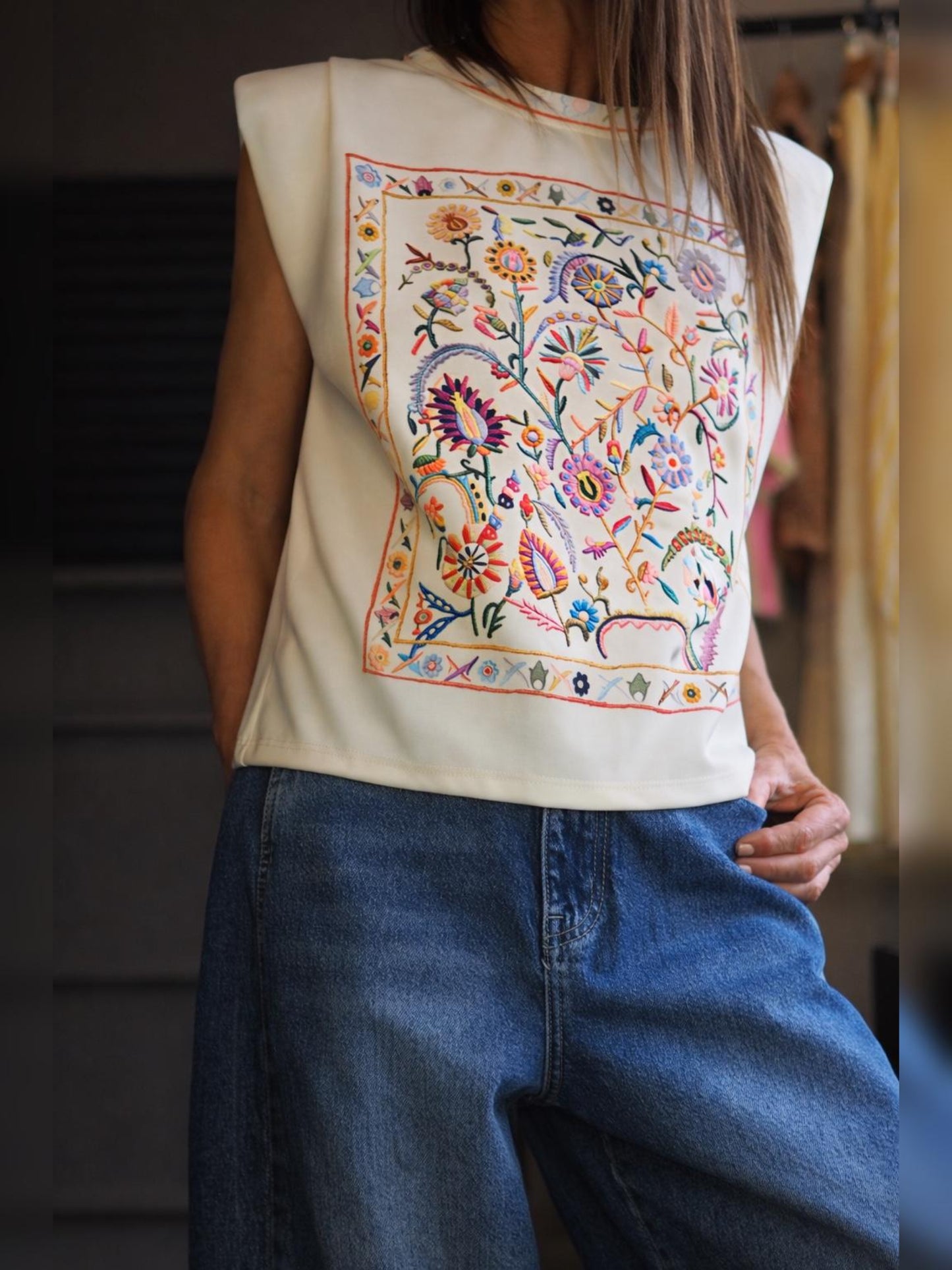 Taille unique convient du 36 au 40.

Mesures : Tour de poitrine 110cm Longeur dos 60cm.
Composition : 39% Viscose 55% Polyester 6% Elashane.
Cathy mesure 1m66 fait un 36 et porte une taille unique.


Top écru sans manches avec broderies colorées esprit bohème.