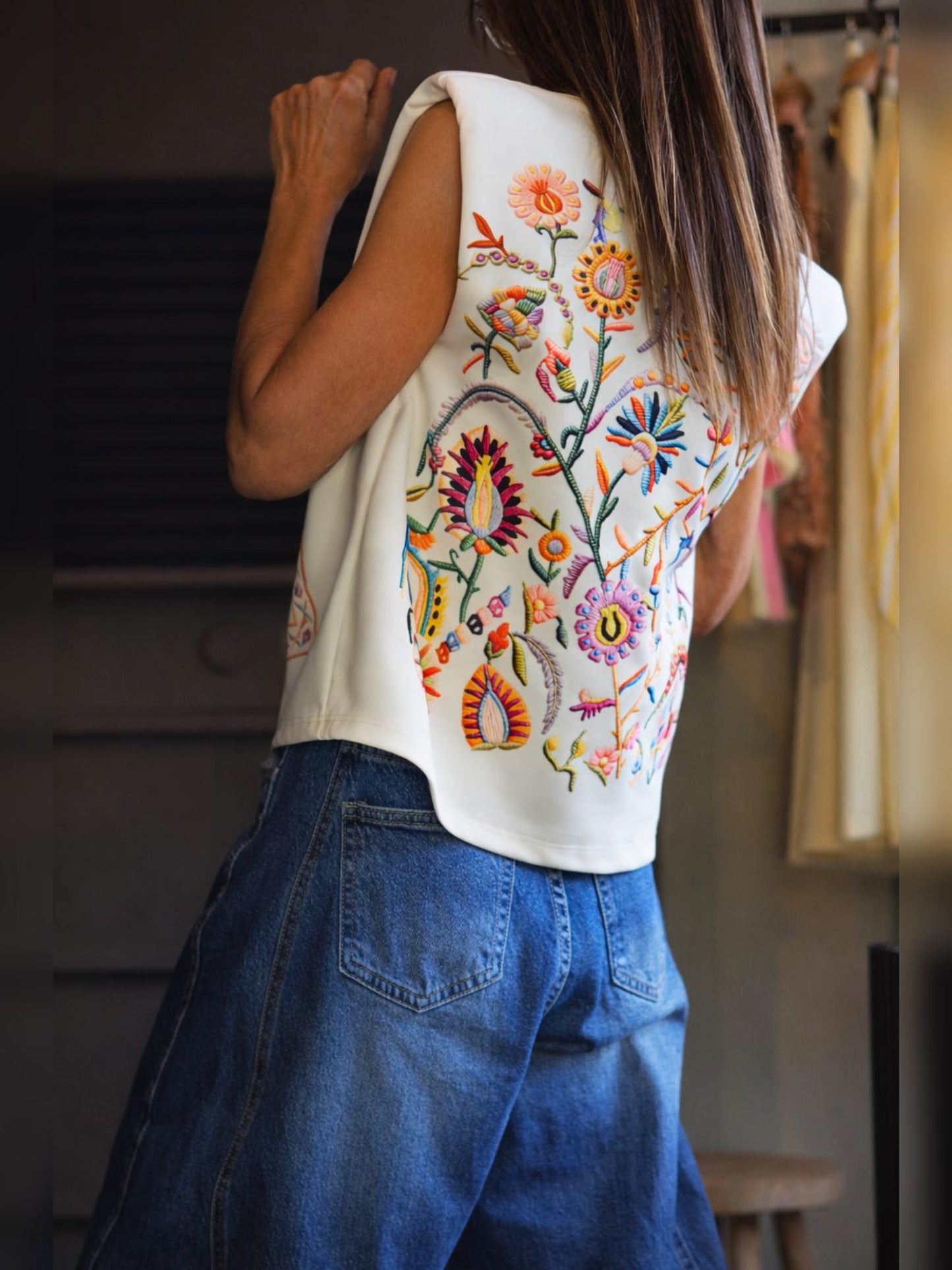 Taille unique convient du 36 au 40.

Mesures : Tour de poitrine 110cm Longeur dos 60cm.
Composition : 39% Viscose 55% Polyester 6% Elashane.
Cathy mesure 1m66 fait un 36 et porte une taille unique.


Top écru sans manches avec broderies colorées esprit bohème.