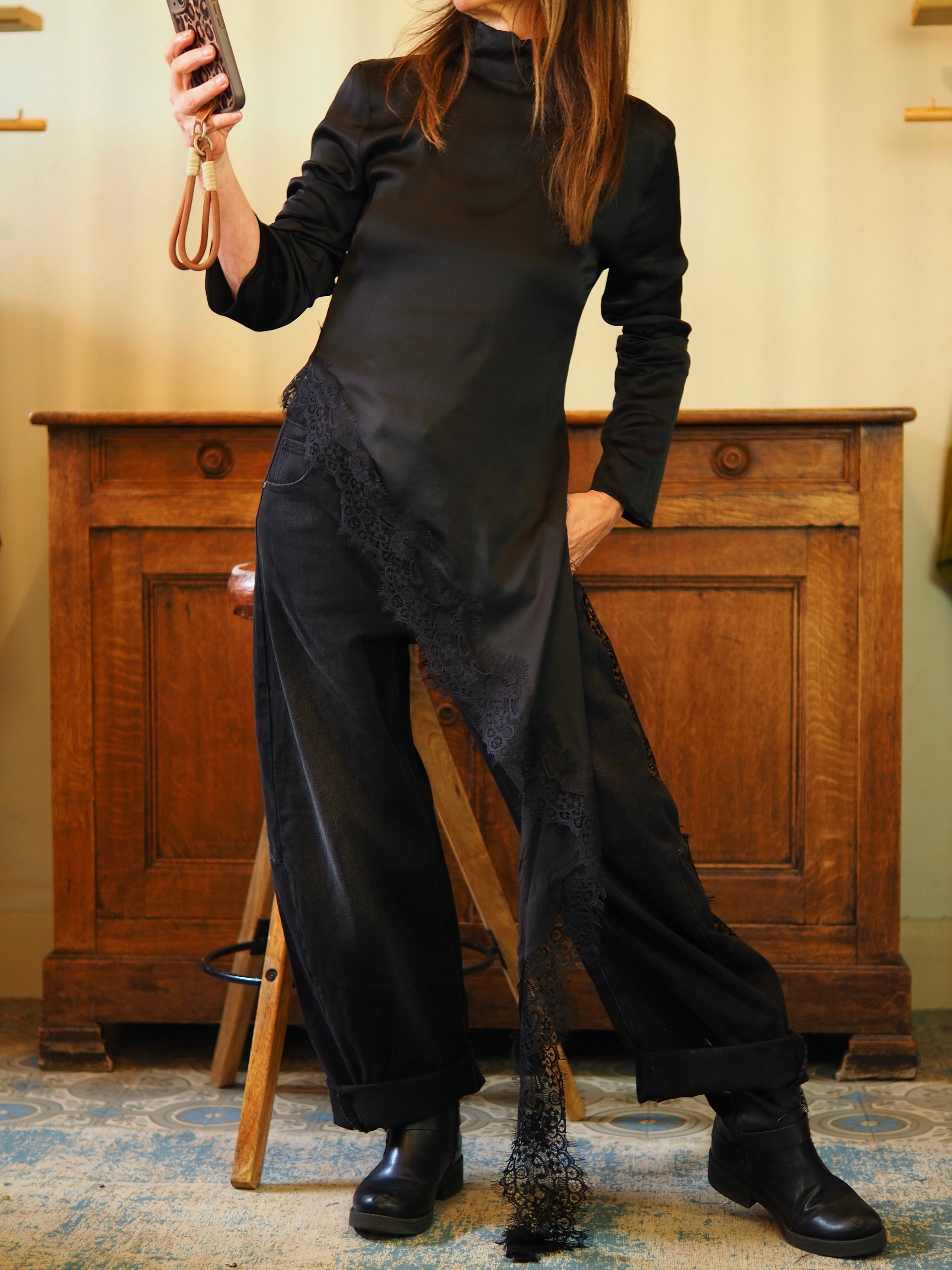 Blouse effet satin noir. Destructurée avec dentelle noire ( qui peut être recoupée sur quelques centimétres). 

Taille S/M-36/38 et M/L-38/40 
97% Viscose 3% Elasthane.
S/M : Tour de poitrine  92cm. M/L : Tour de taille max 96cm 