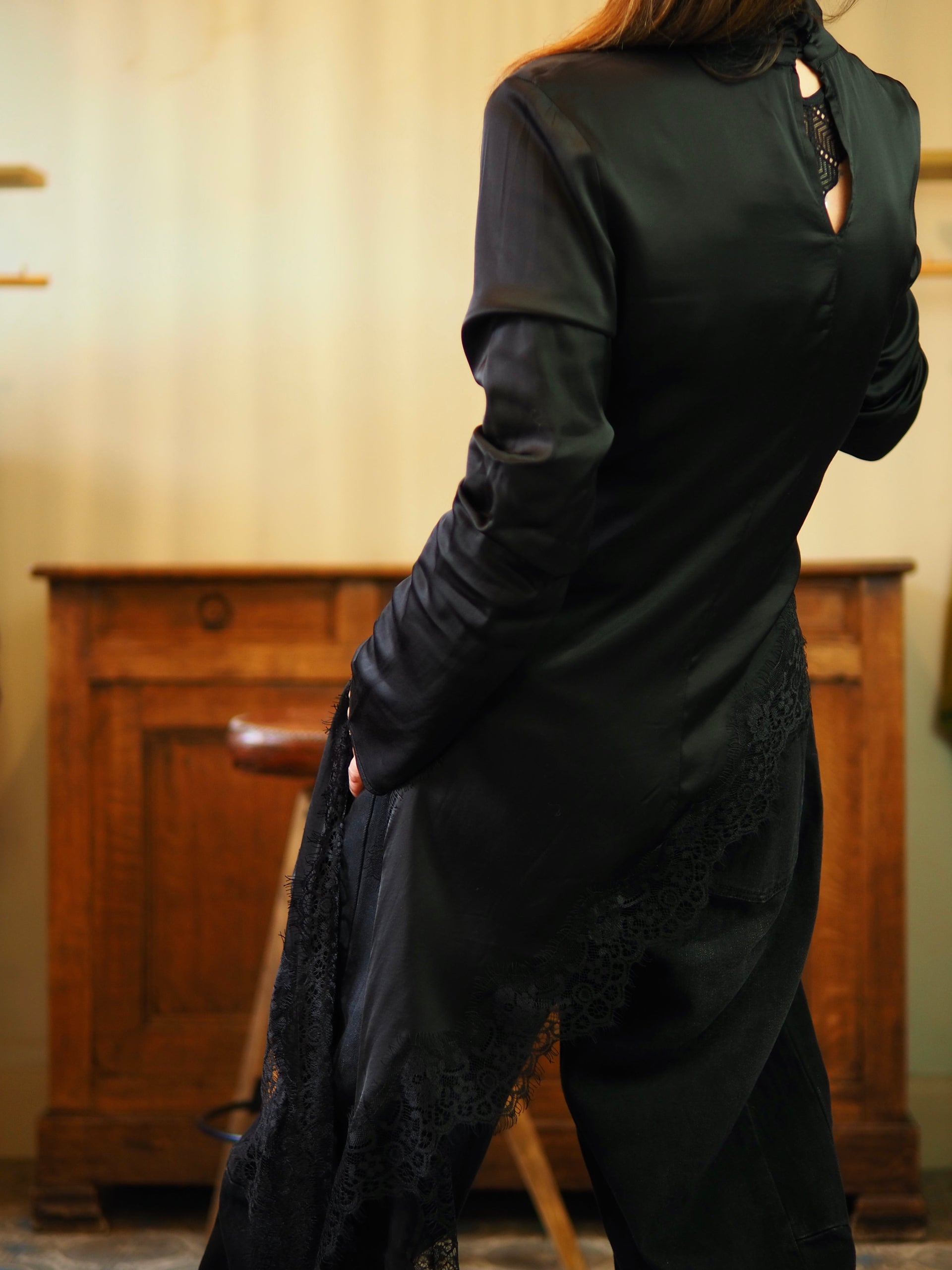 Blouse effet satin noir. Destructurée avec dentelle noire ( qui peut être recoupée sur quelques centimétres). 

Taille S/M-36/38 et M/L-38/40 
97% Viscose 3% Elasthane.
S/M : Tour de poitrine  92cm. M/L : Tour de taille max 96cm 